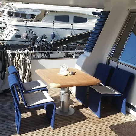 Bateau-hôtel Riti Yacht 2*