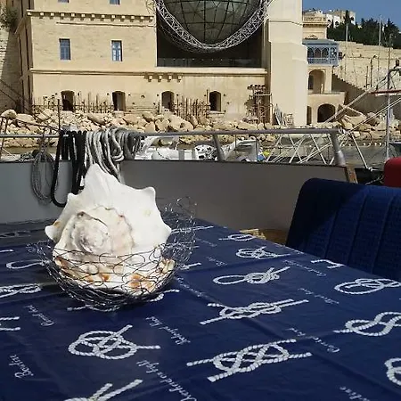Riti Yacht بوتيل